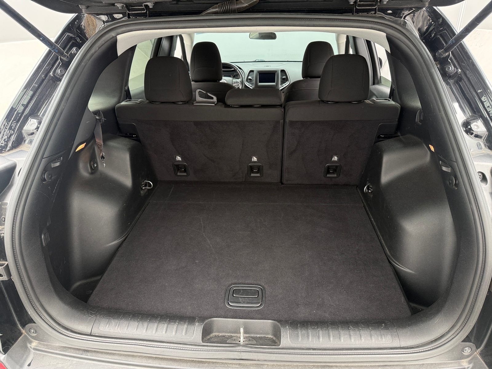 Thumbnail: 2019 Jeep Cherokee - 7
