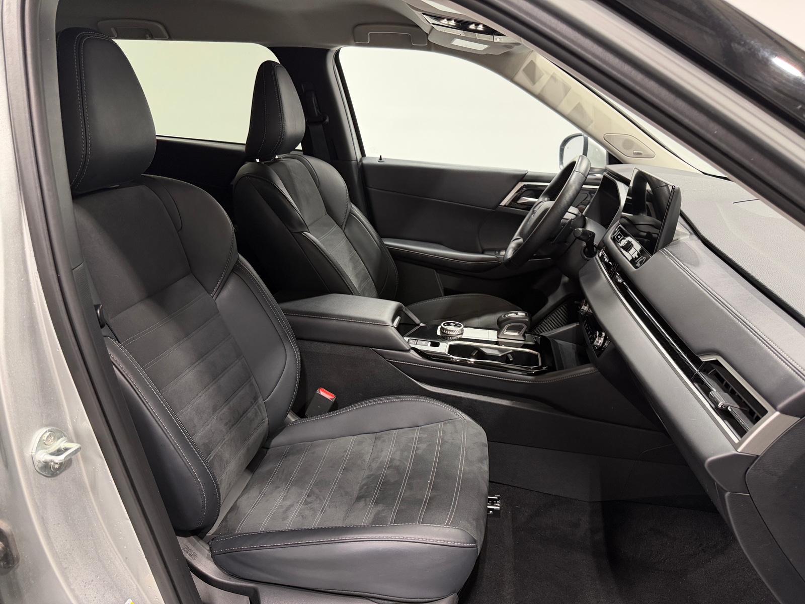 Thumbnail: 2025 Mitsubishi Outlander - 2