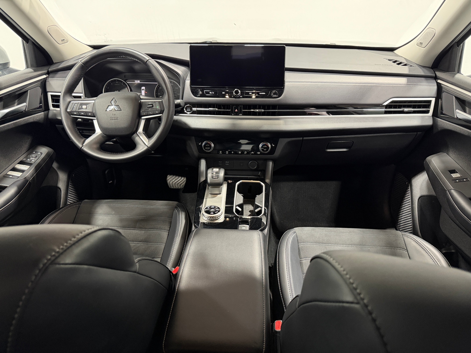 Thumbnail: 2025 Mitsubishi Outlander - 3
