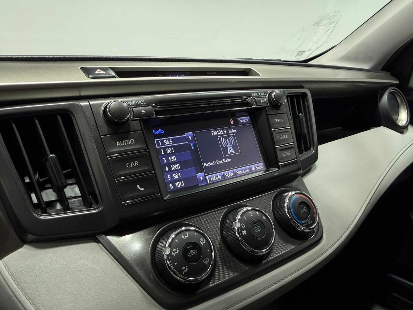 Thumbnail: 2015 Toyota RAV4 - 4