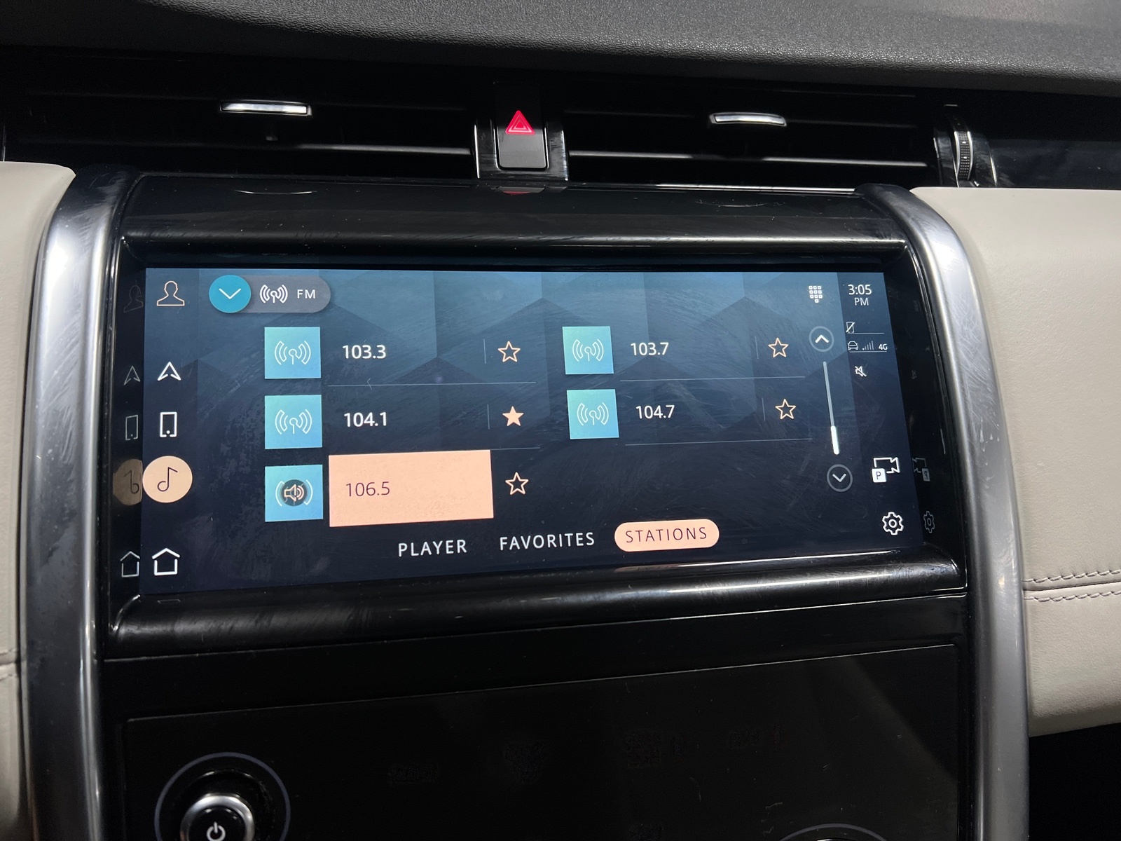 Thumbnail: 2021 Land Rover Discovery Sport - 3