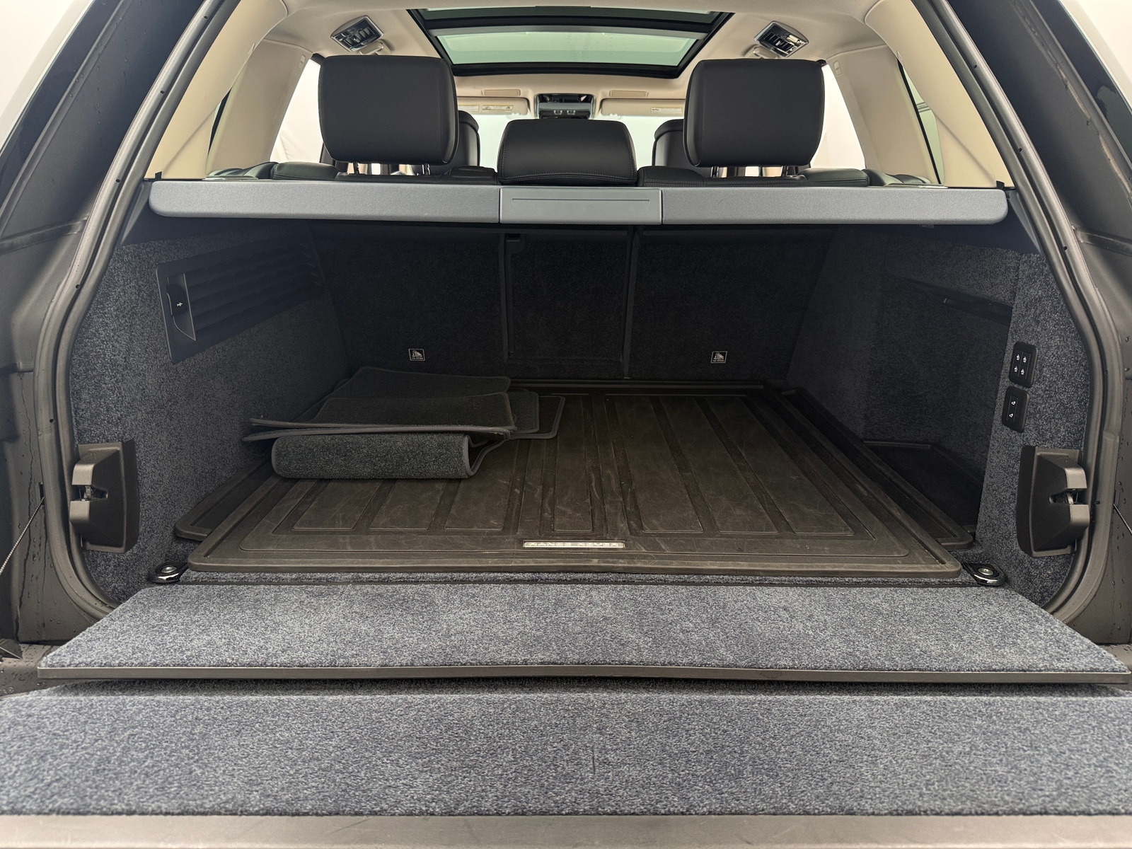 Thumbnail: 2021 Land Rover Range Rover - 7