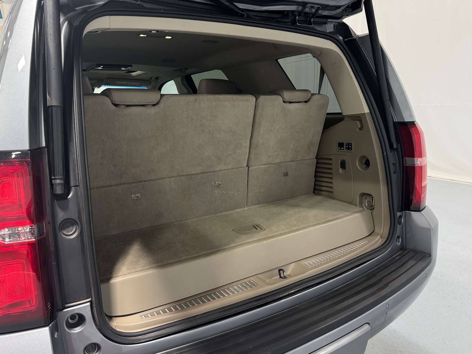 Thumbnail: 2019 Chevrolet Tahoe - 6