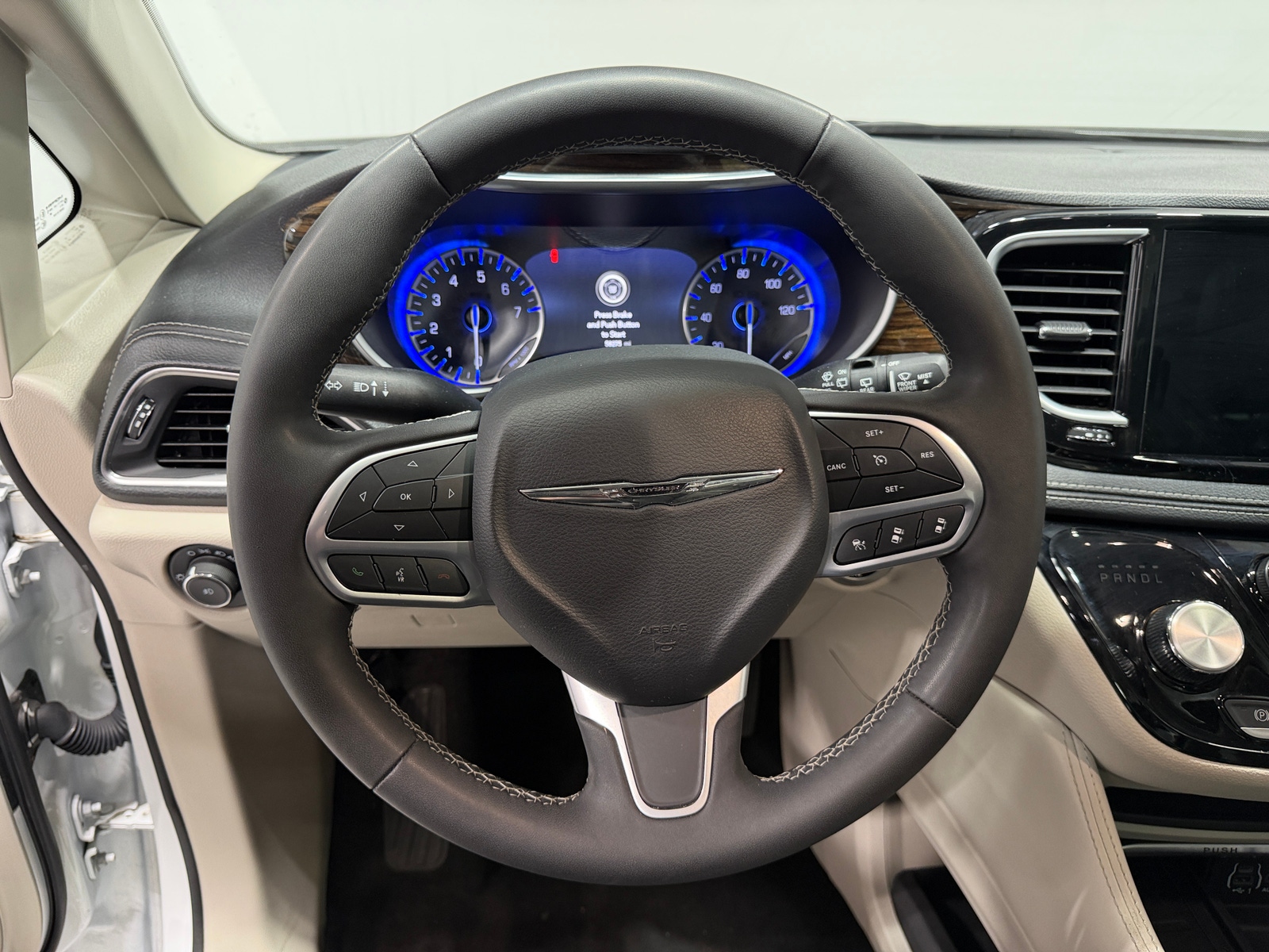 Thumbnail: 2023 Chrysler Pacifica - 4