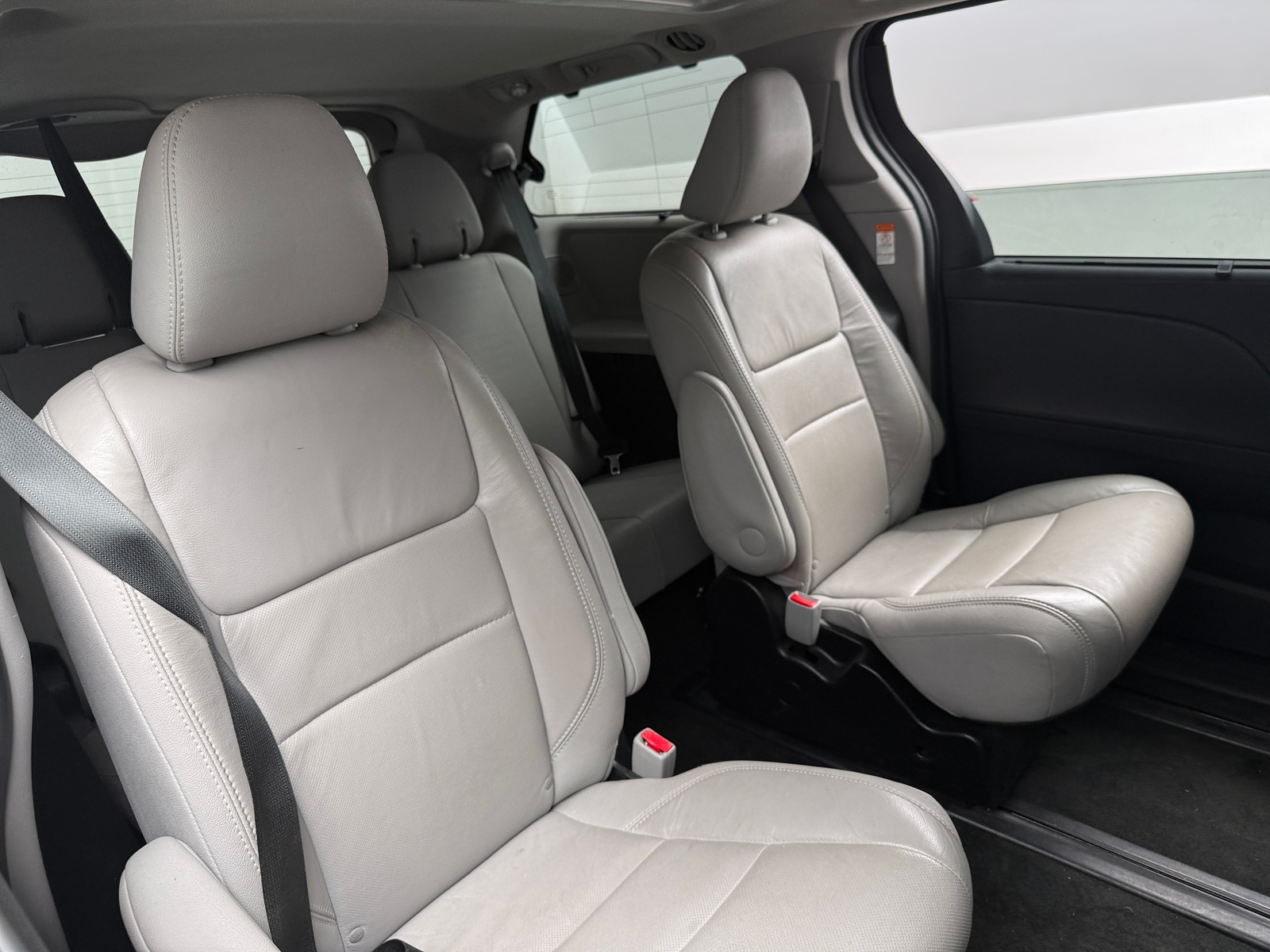 Thumbnail: 2017 Toyota Sienna - 5