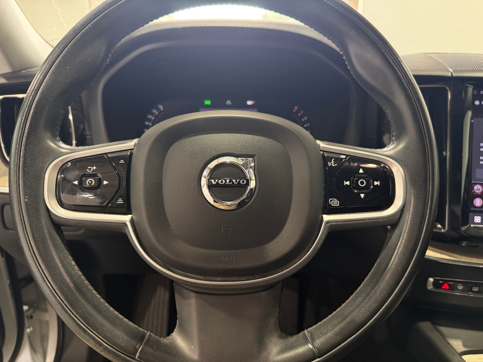 Thumbnail: 2022 Volvo XC60 - 4