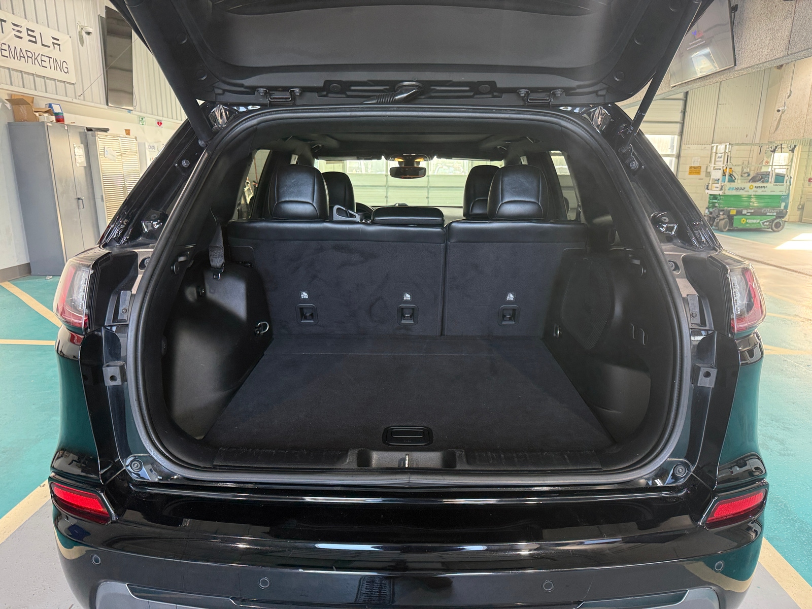 Thumbnail: 2019 Jeep Cherokee - 6