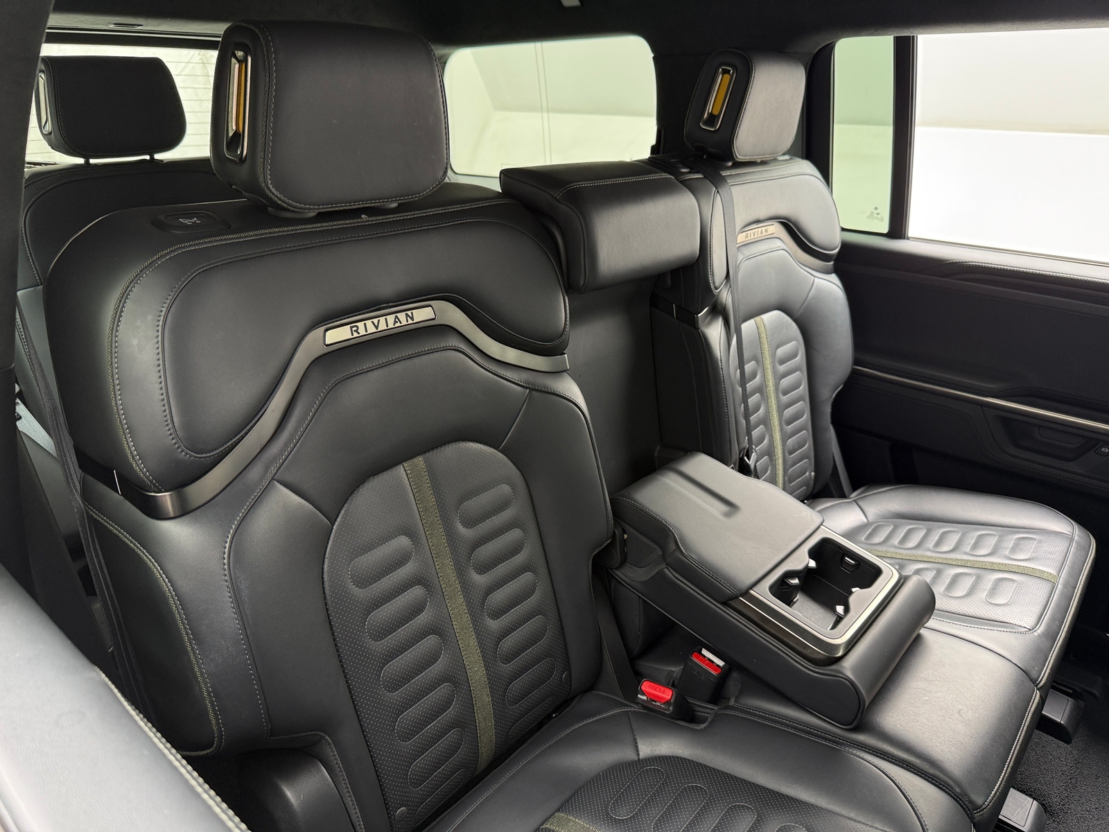 Thumbnail: 2025 Rivian R1S - 5