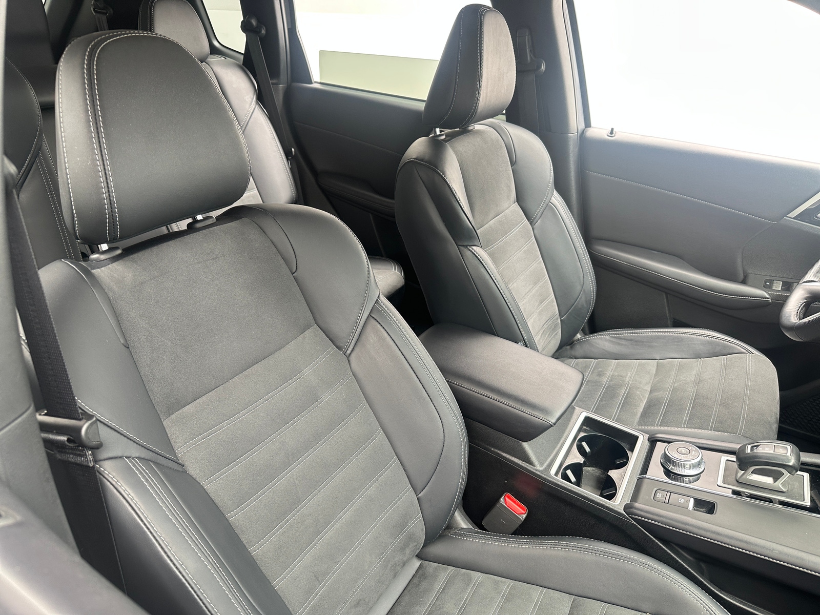 Thumbnail: 2024 Mitsubishi Outlander - 2