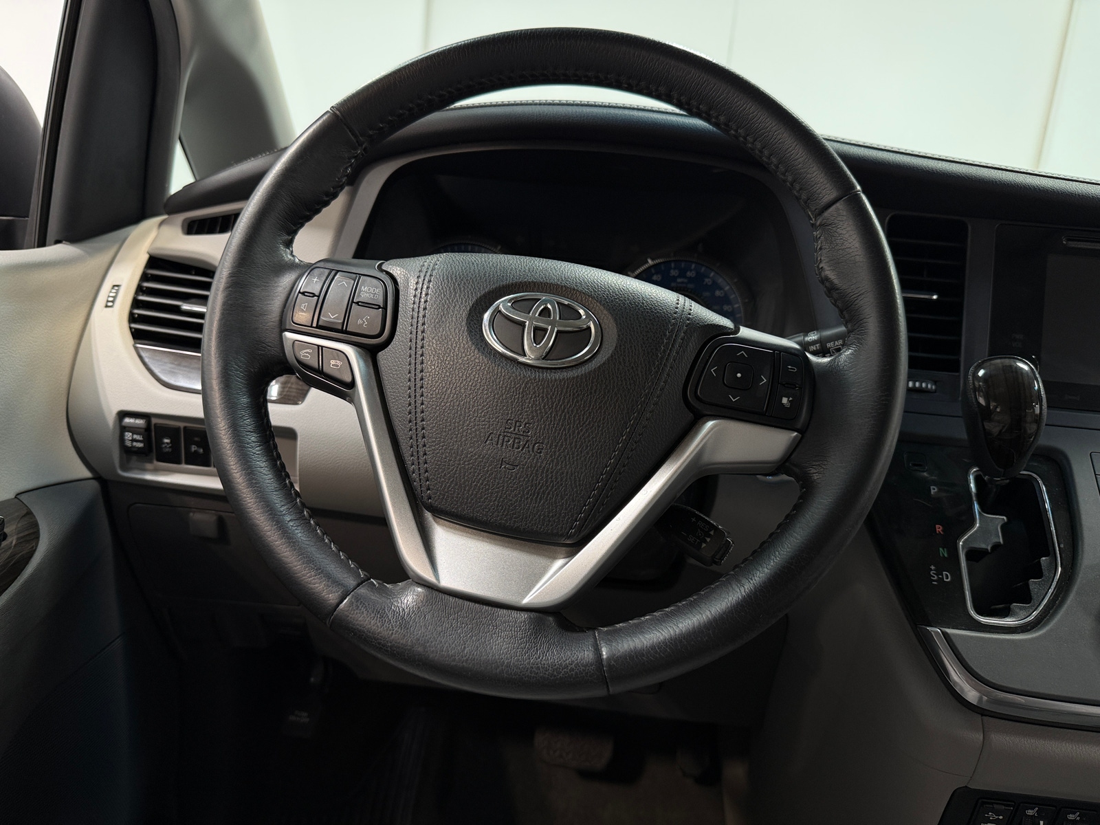 Thumbnail: 2017 Toyota Sienna - 4