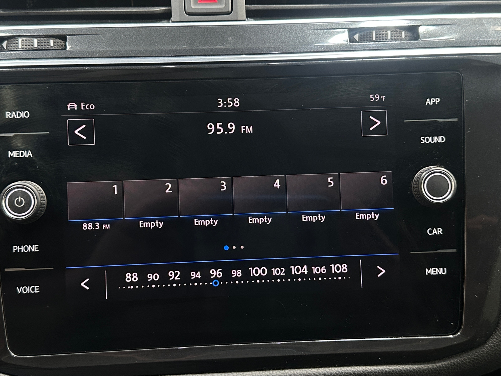 Thumbnail: 2018 Volkswagen Tiguan - 4