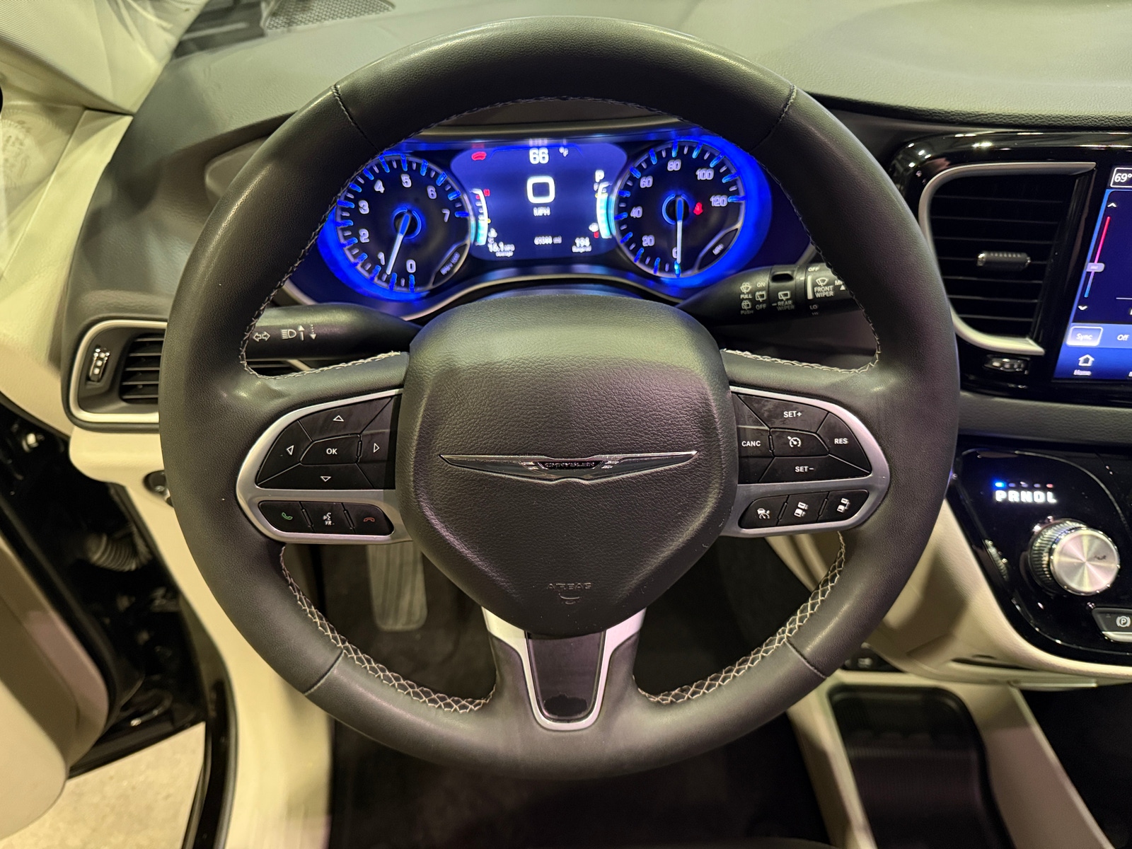 Thumbnail: 2024 Chrysler Pacifica - 4