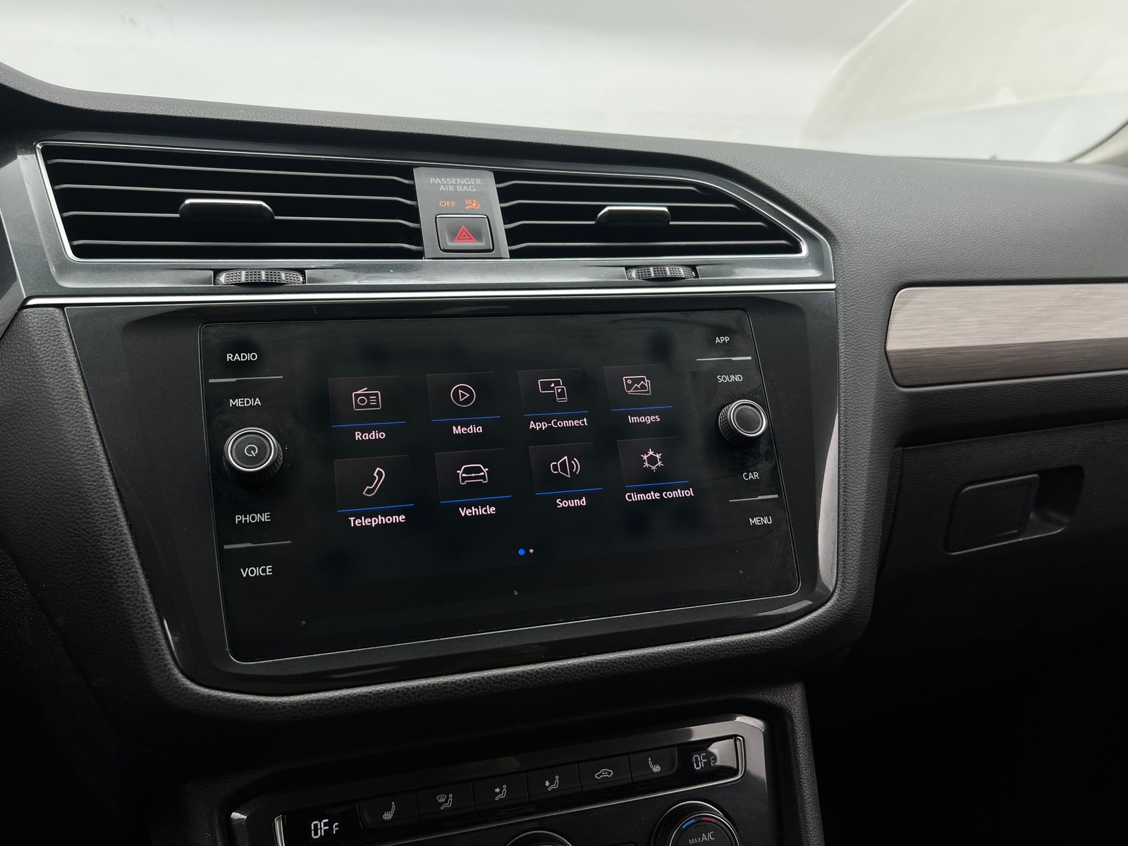 Thumbnail: 2018 Volkswagen Tiguan - 4