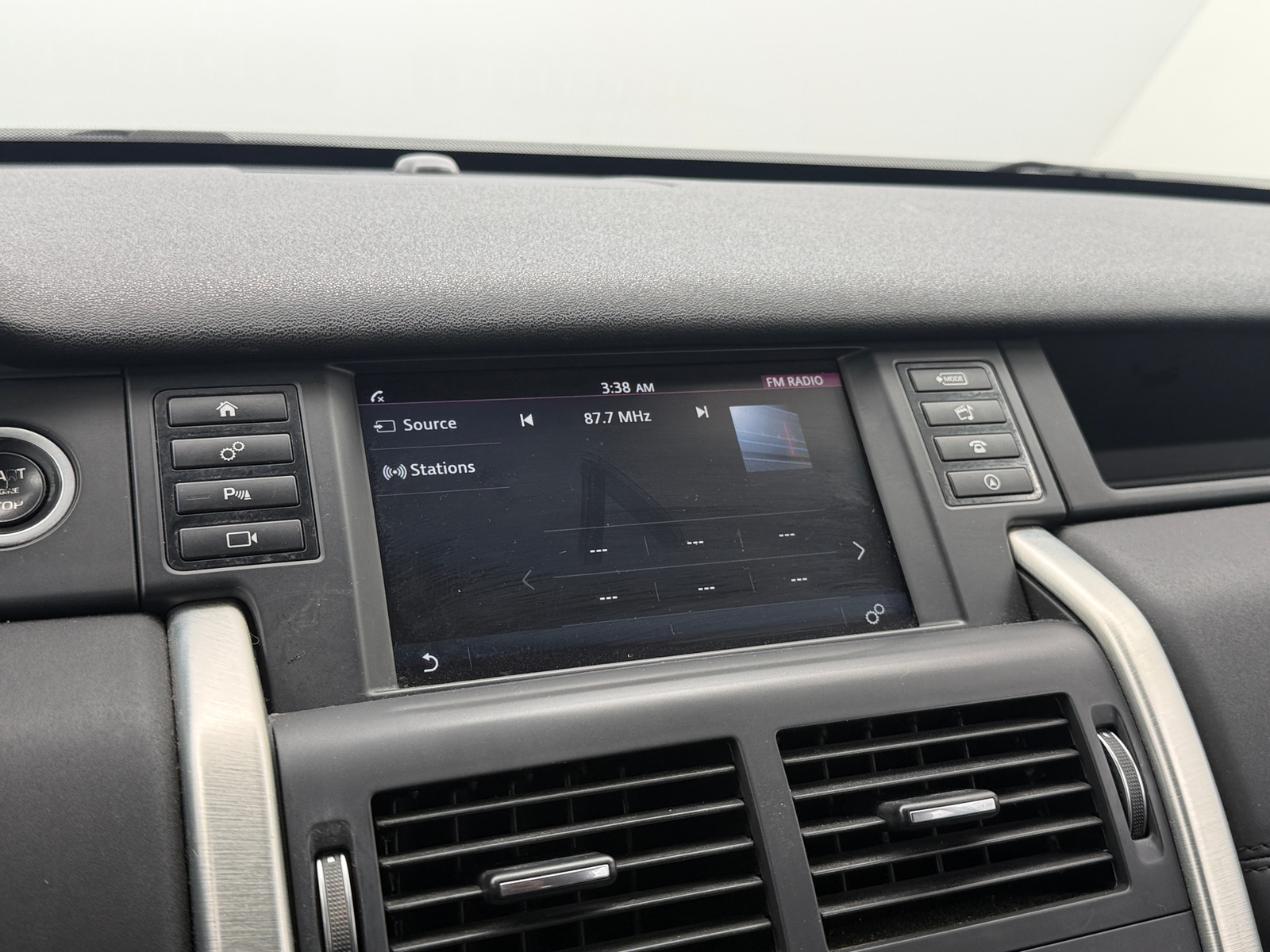 Thumbnail: 2018 Land Rover Discovery Sport - 4