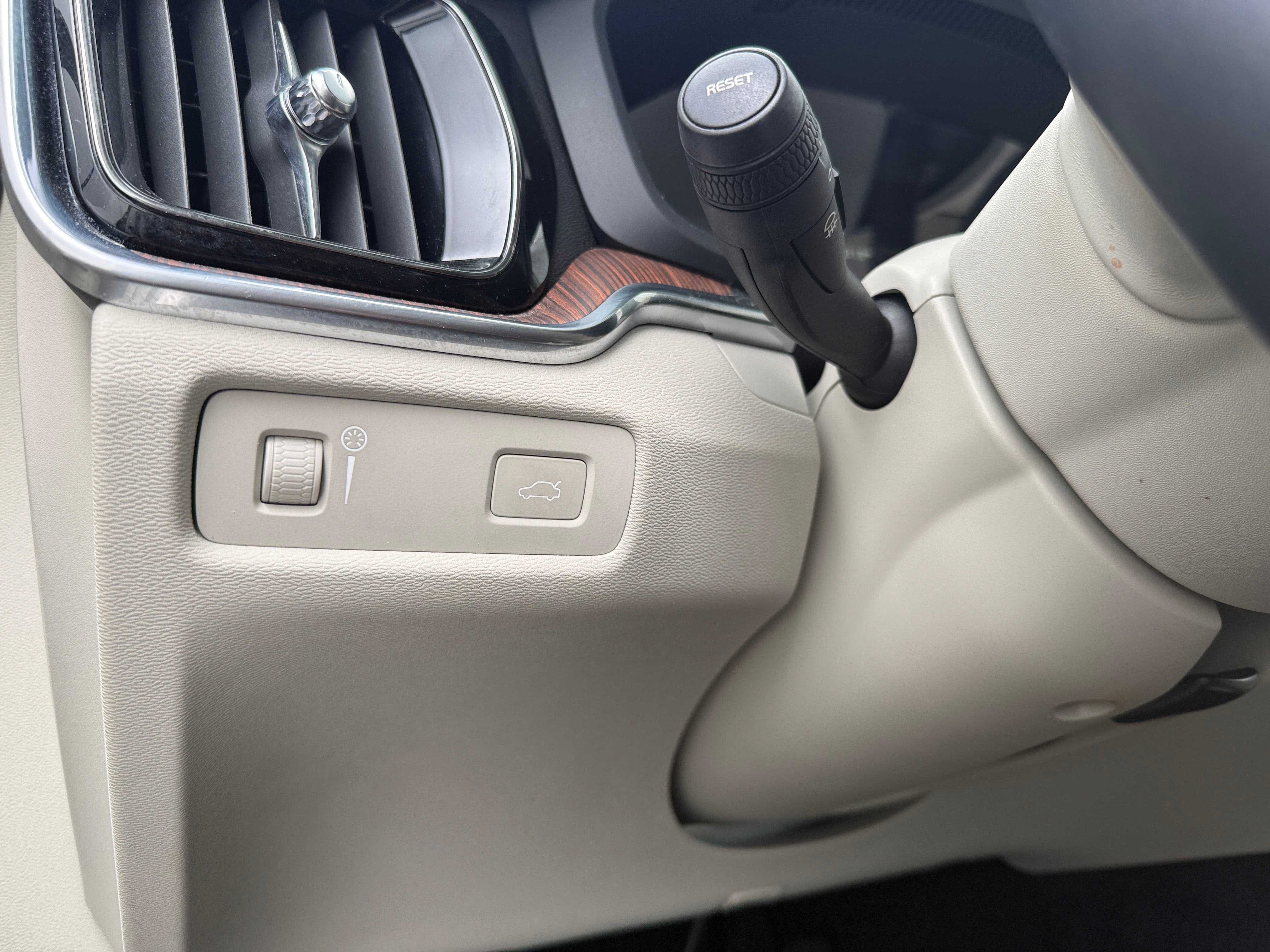 2022 Volvo S60 B5 Momentum, photo 2
