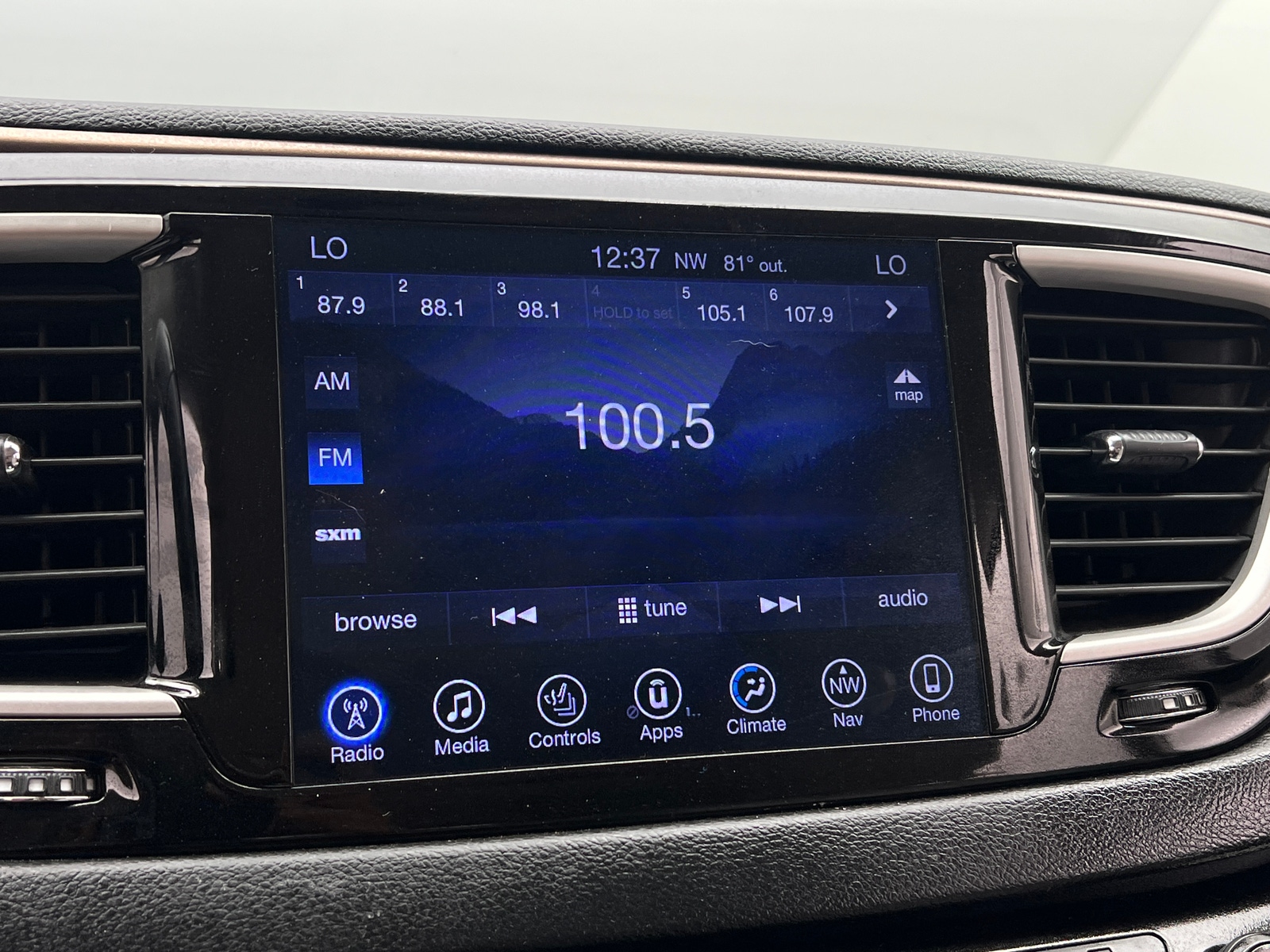 Thumbnail: 2017 Chrysler Pacifica - 3