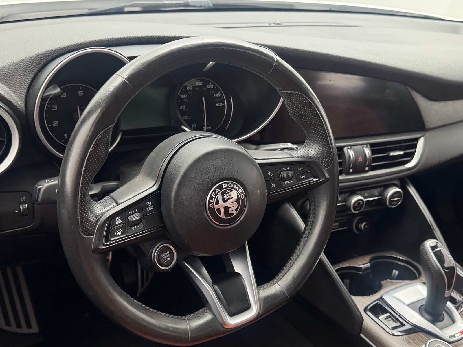 Thumbnail: 2022 Alfa Romeo Giulia - 4