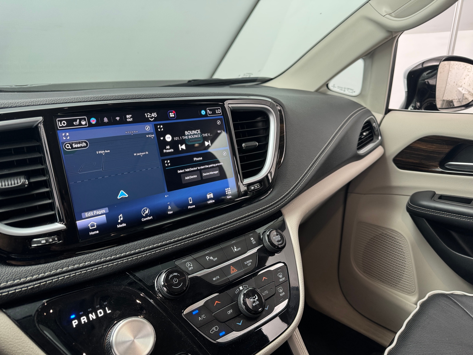 Thumbnail: 2023 Chrysler Pacifica - 3