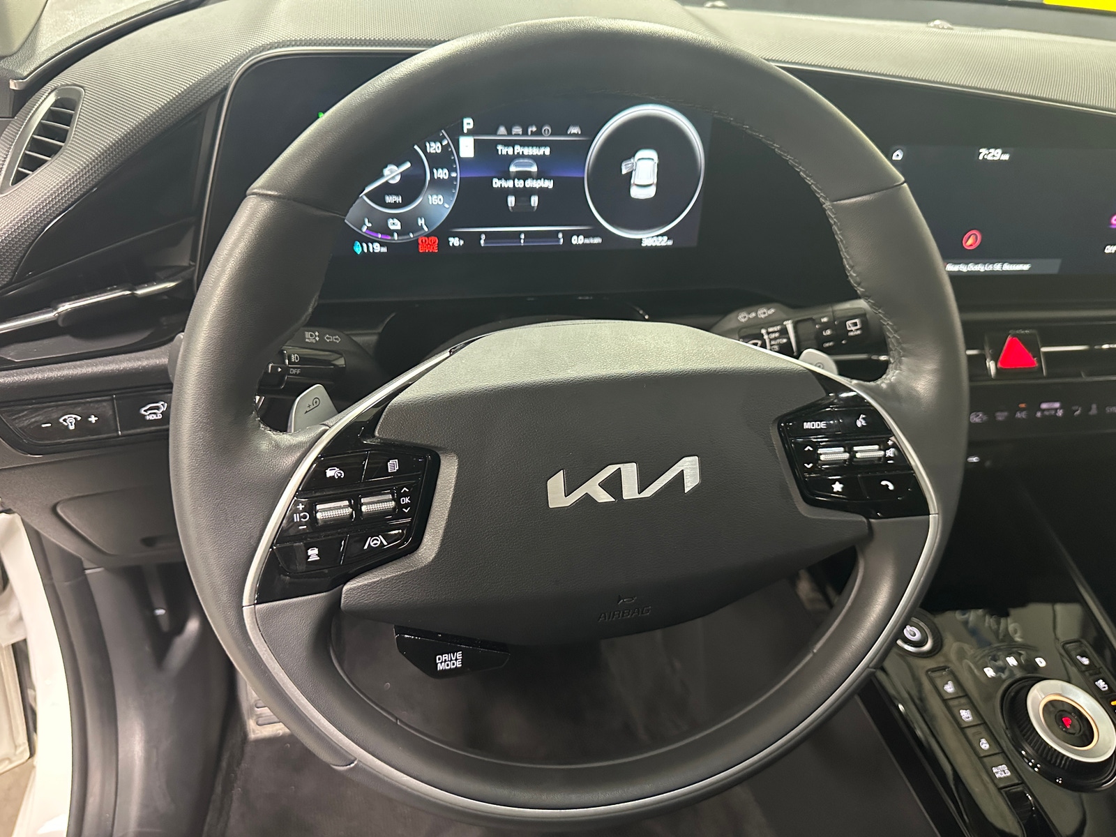 Thumbnail: 2023 Kia Niro - 4