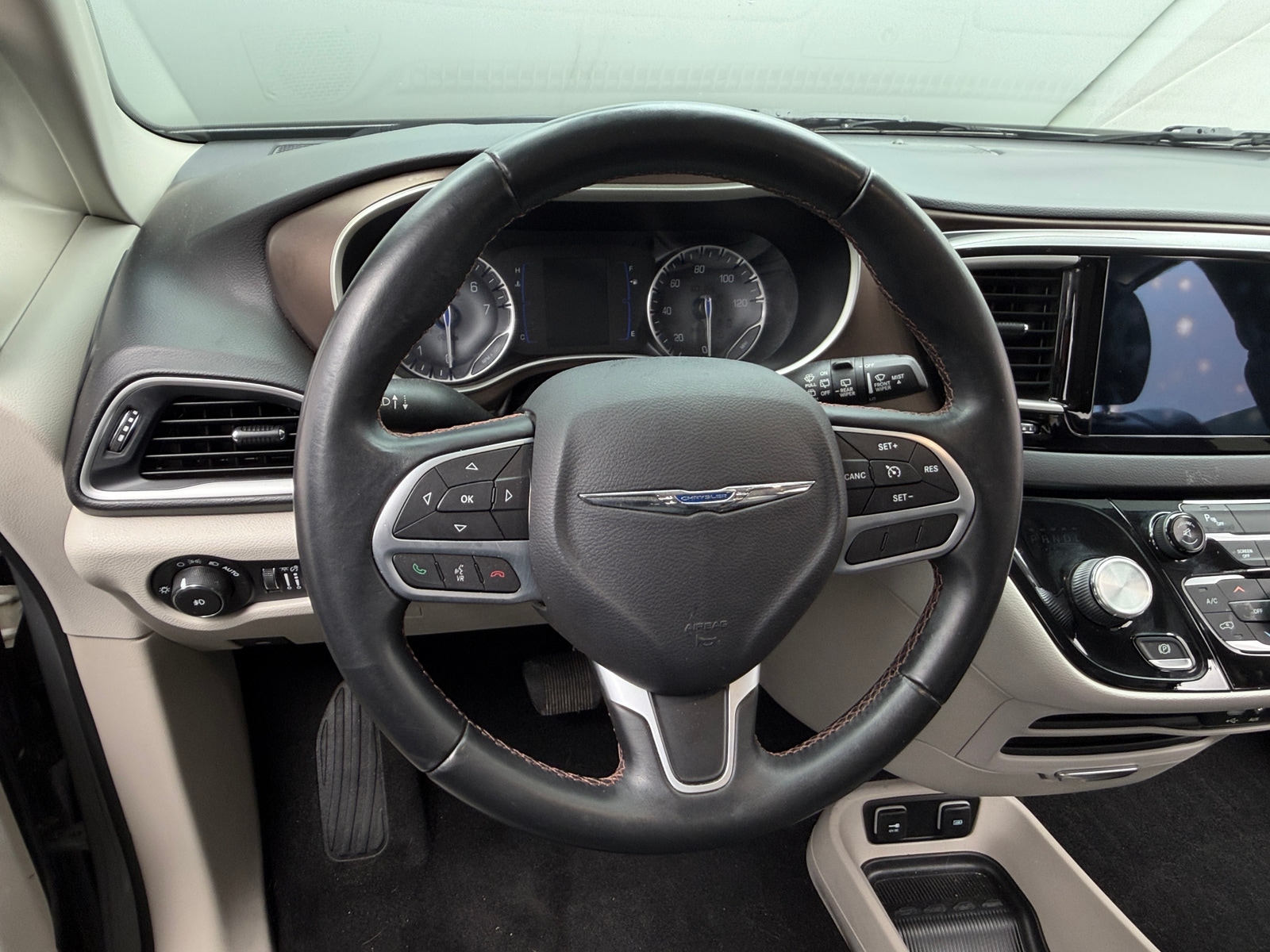 Thumbnail: 2017 Chrysler Pacifica - 4