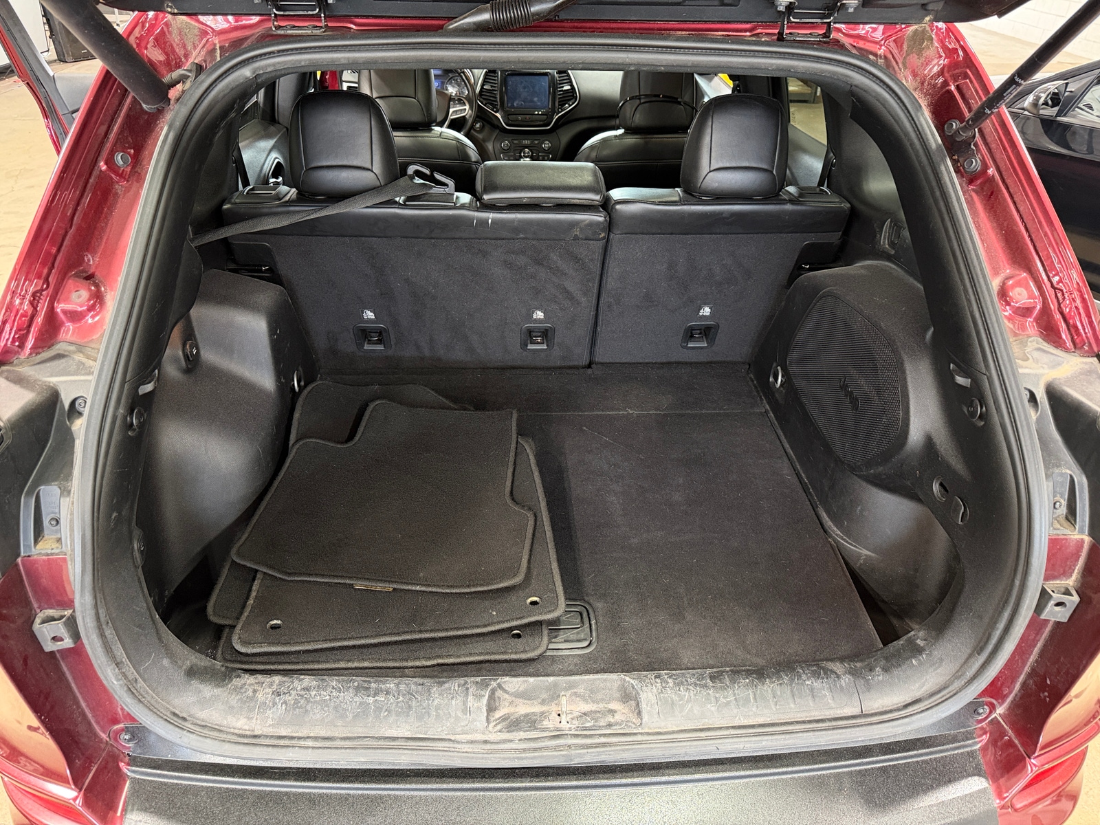 Thumbnail: 2019 Jeep Cherokee - 6