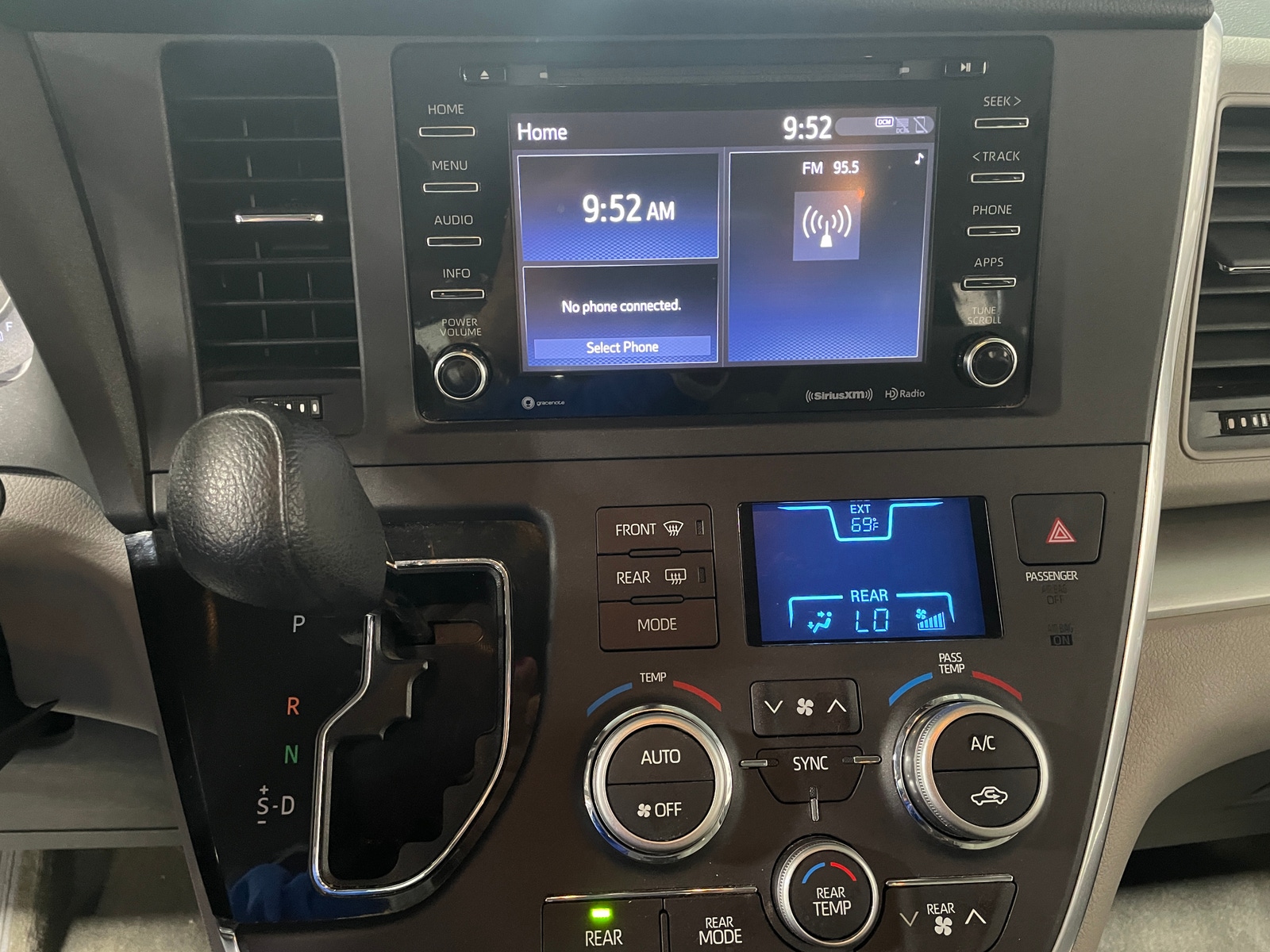 Thumbnail: 2018 Toyota Sienna - 4
