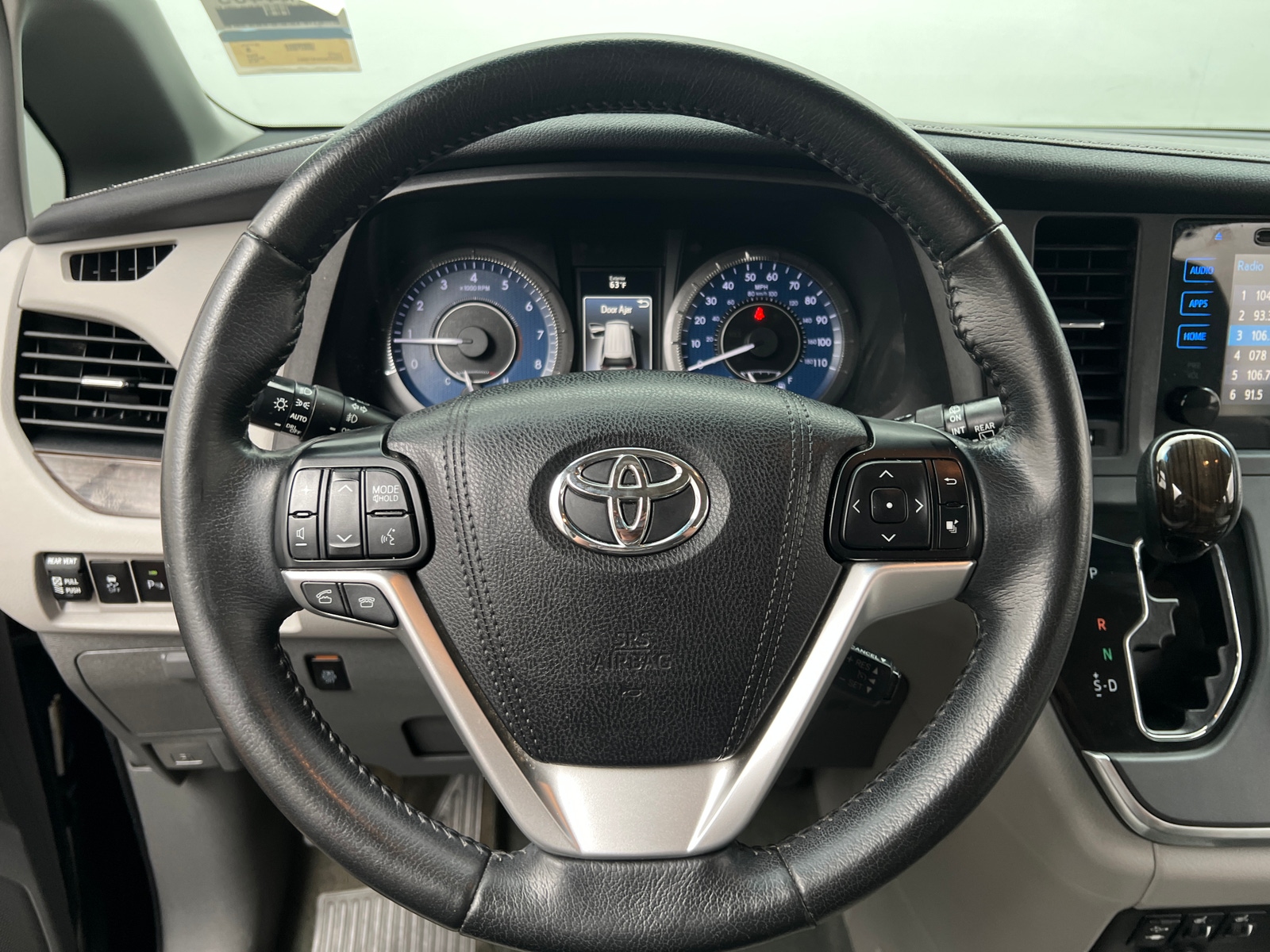 Thumbnail: 2015 Toyota Sienna - 4