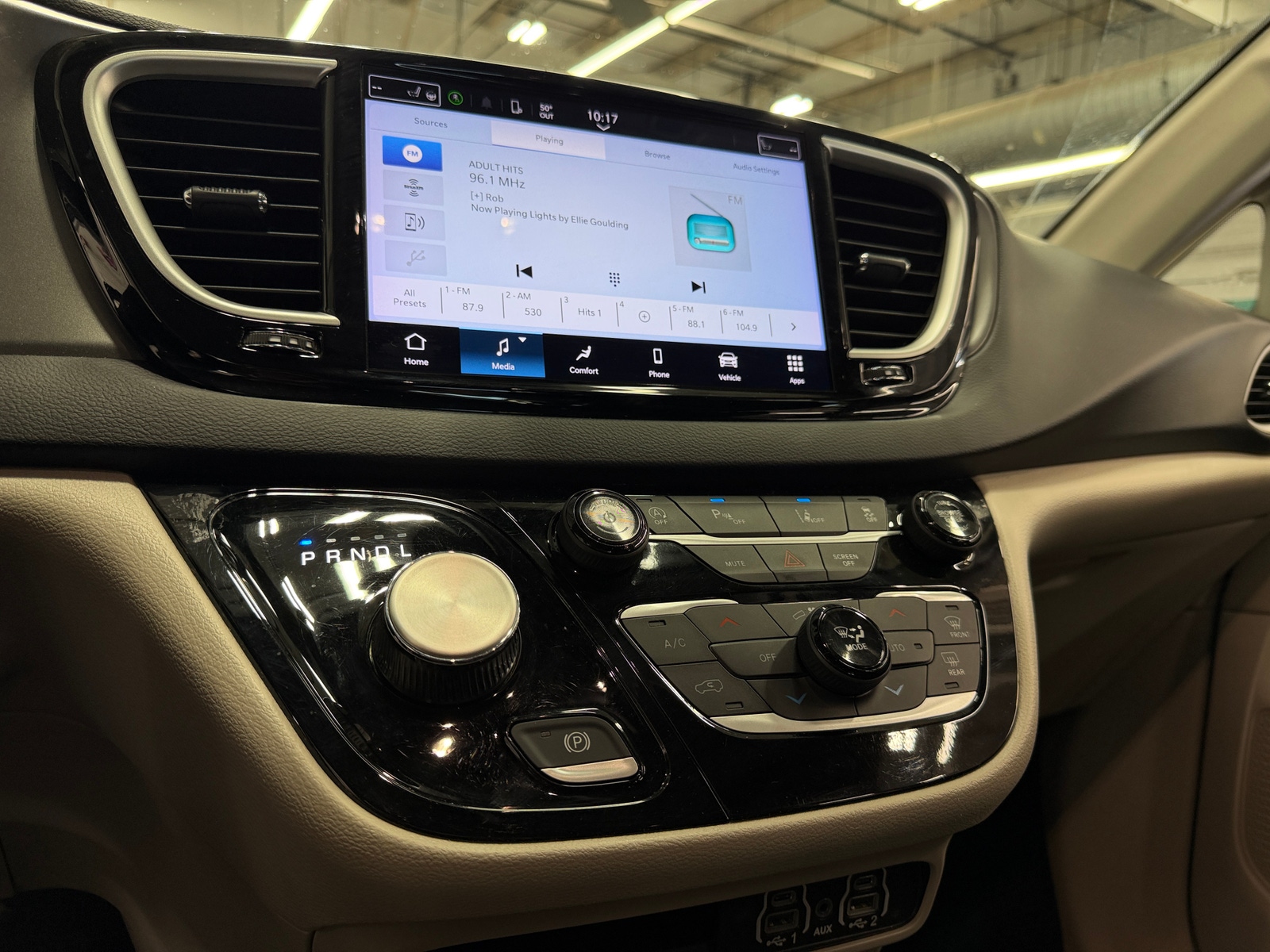 Thumbnail: 2023 Chrysler Pacifica - 3