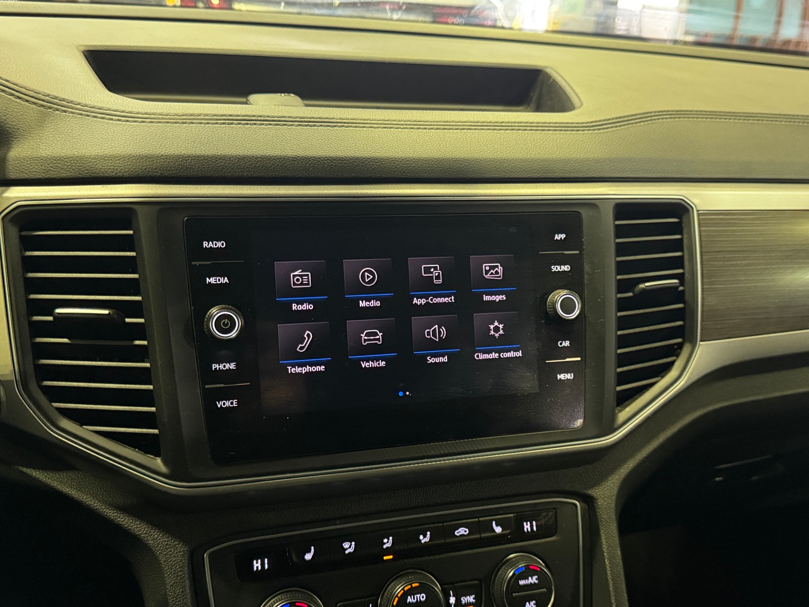 Thumbnail: 2018 Volkswagen Atlas - 3