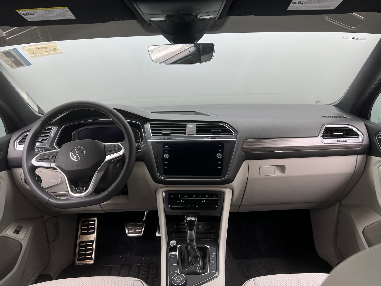 Thumbnail: 2023 Volkswagen Tiguan - 3
