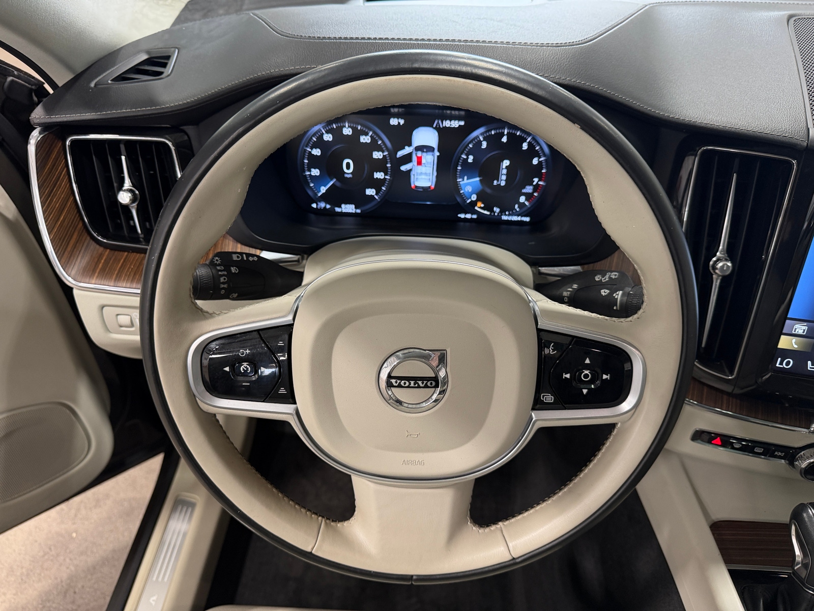 Thumbnail: 2019 Volvo XC60 - 4