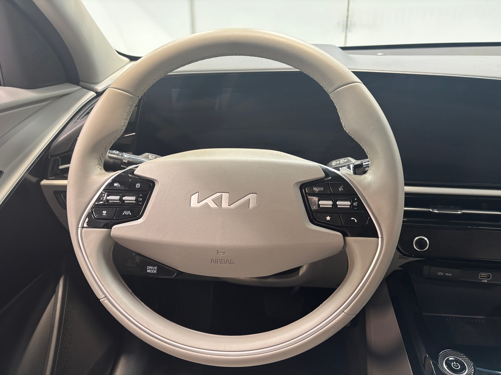 Thumbnail: 2023 Kia Niro - 4