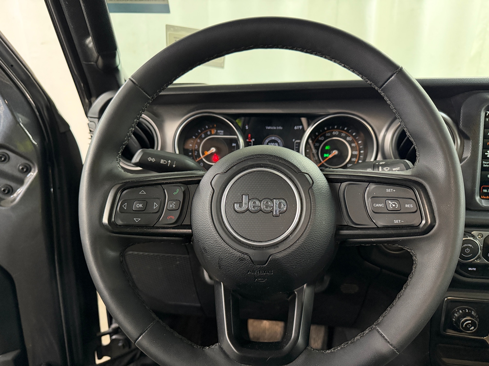 Thumbnail: 2023 Jeep Gladiator - 5