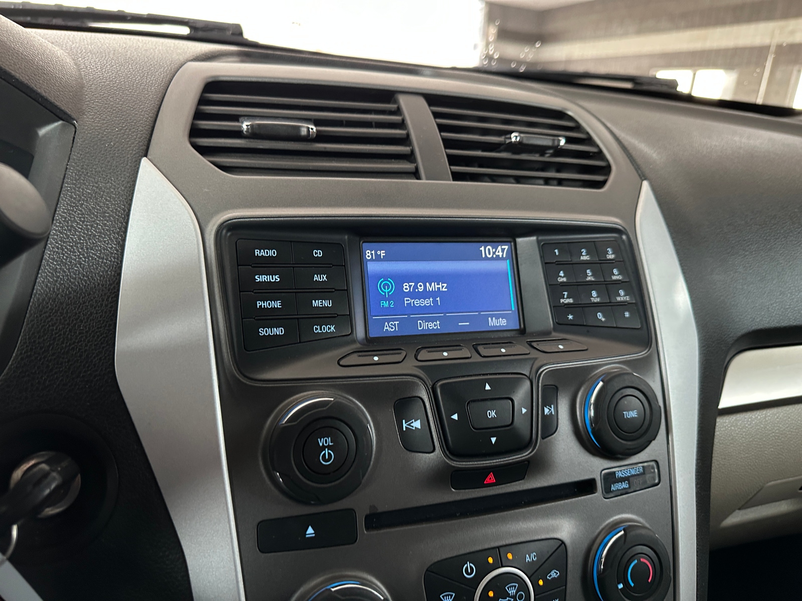 Thumbnail: 2015 Ford Explorer - 4