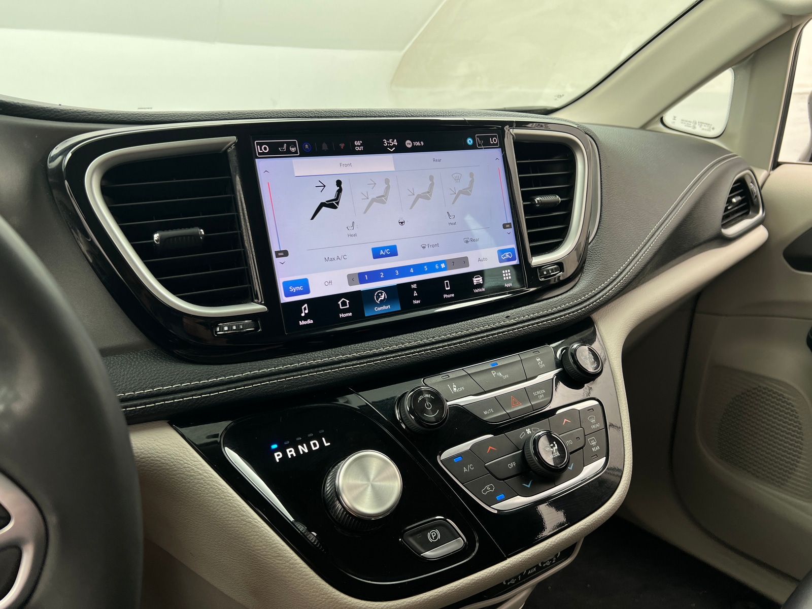 Thumbnail: 2024 Chrysler Pacifica - 3