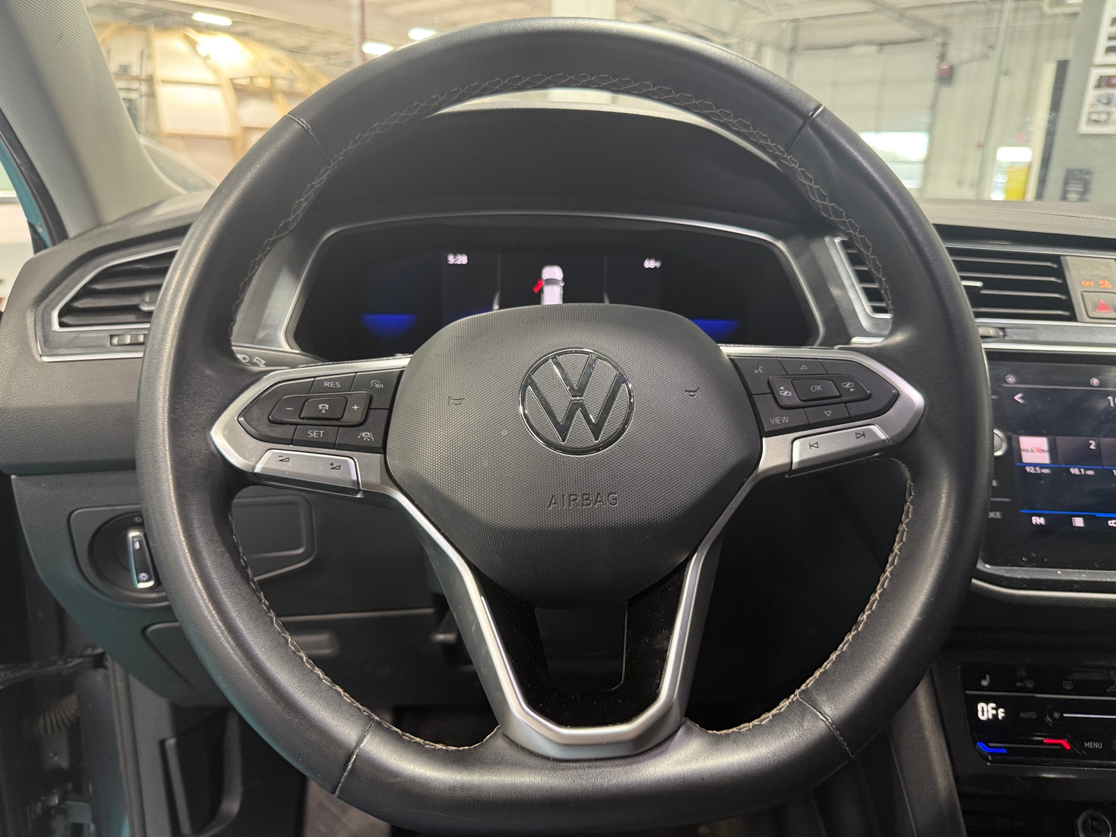 Thumbnail: 2022 Volkswagen Tiguan - 4