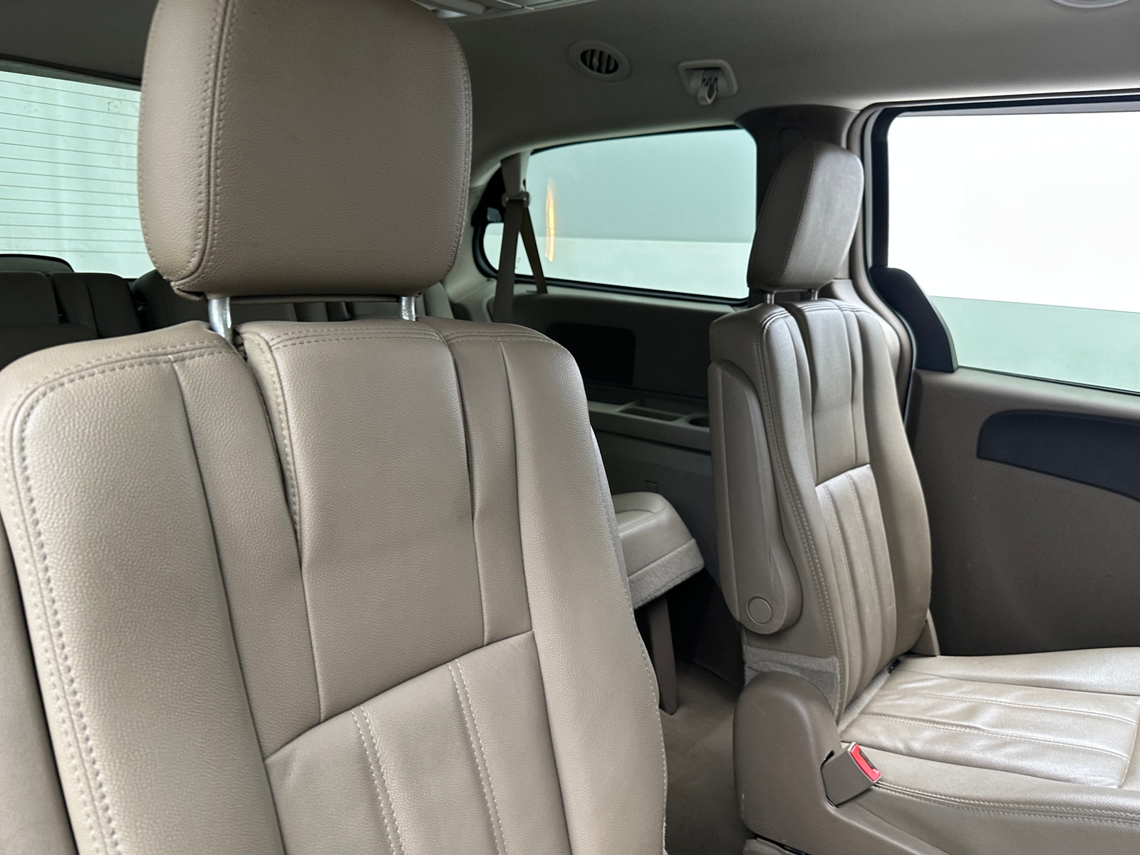 Thumbnail: 2016 Chrysler Town & Country - 5