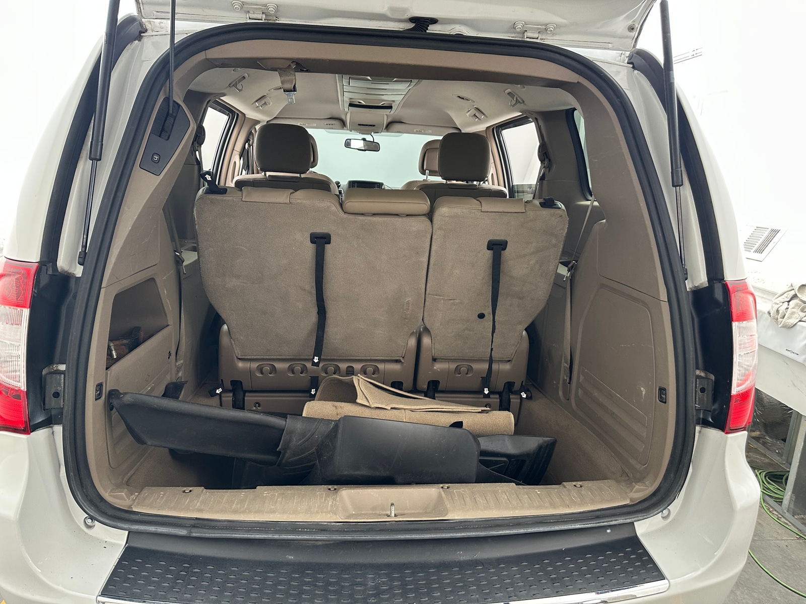 Thumbnail: 2016 Chrysler Town & Country - 6