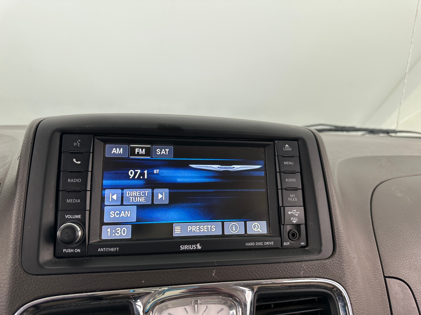 Thumbnail: 2016 Chrysler Town & Country - 3