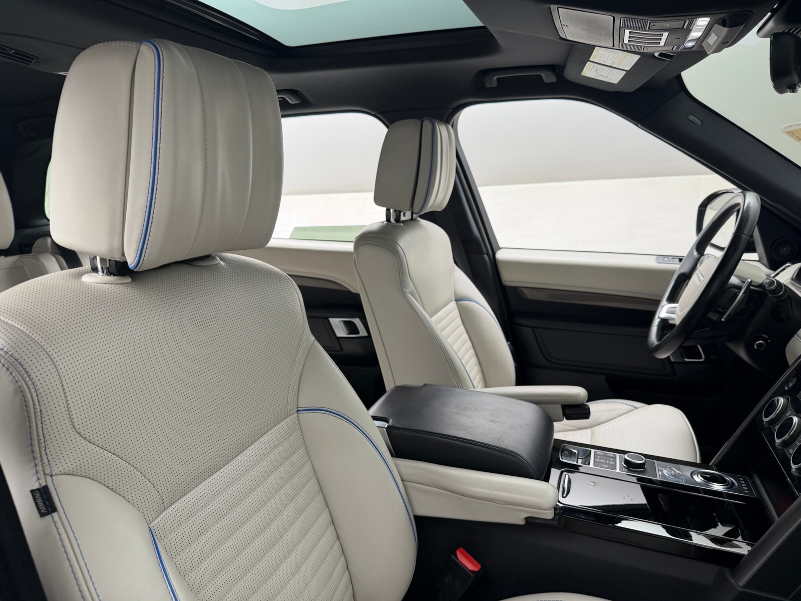 Thumbnail: 2020 Land Rover Discovery - 2