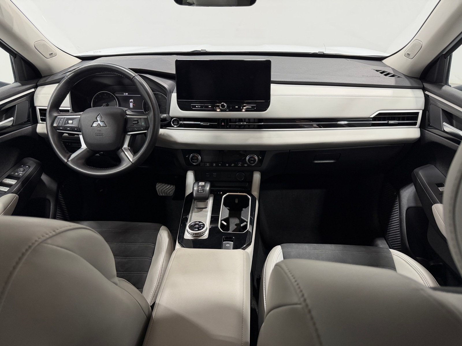 Thumbnail: 2025 Mitsubishi Outlander - 3
