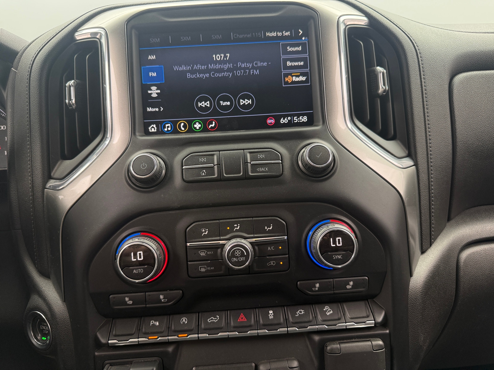 Thumbnail: 2019 Chevrolet Silverado 1500 - 4