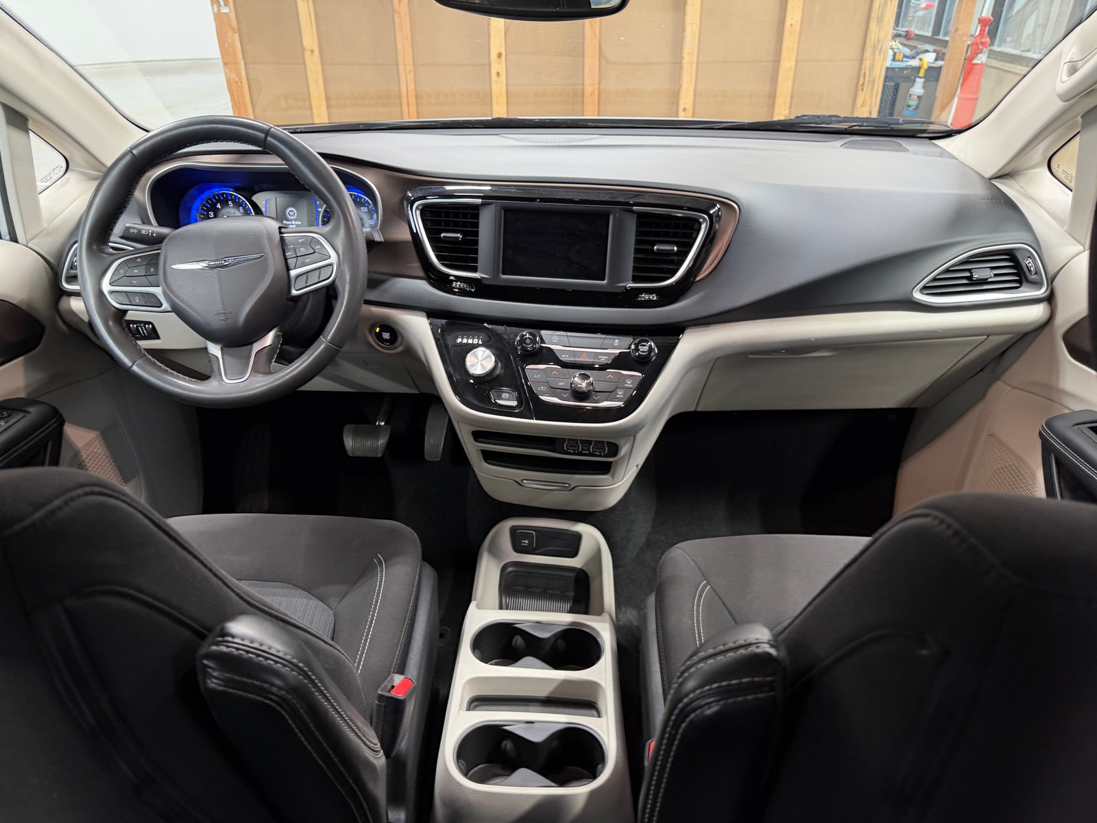 Thumbnail: 2023 Chrysler Voyager - 3