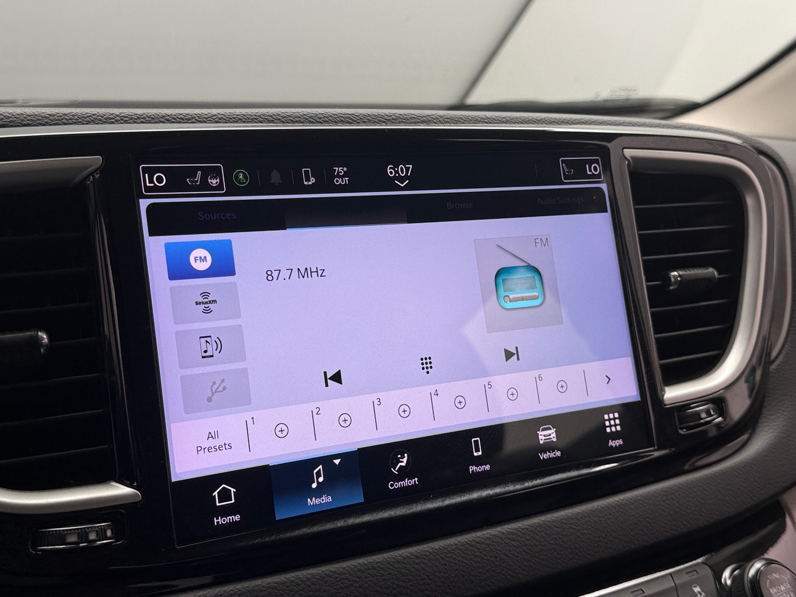 Thumbnail: 2024 Chrysler Pacifica - 3