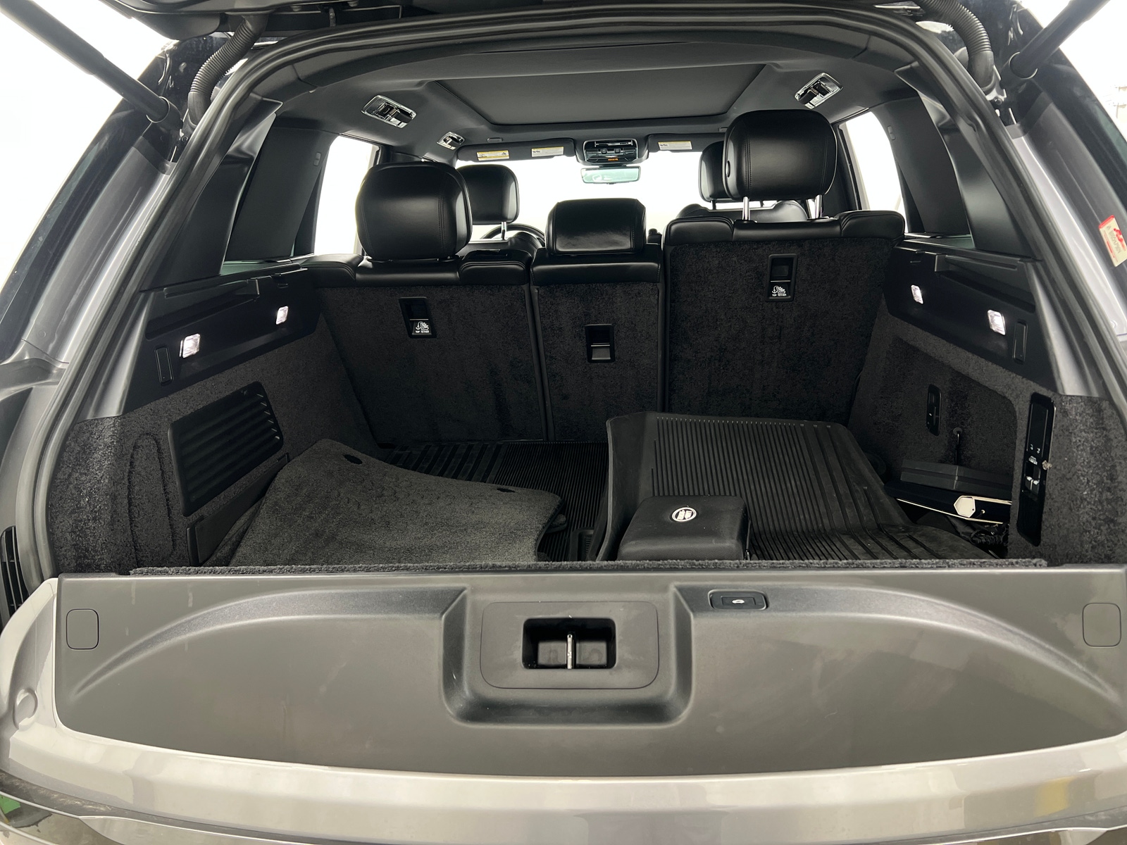 Thumbnail: 2023 Land Rover Range Rover - 7