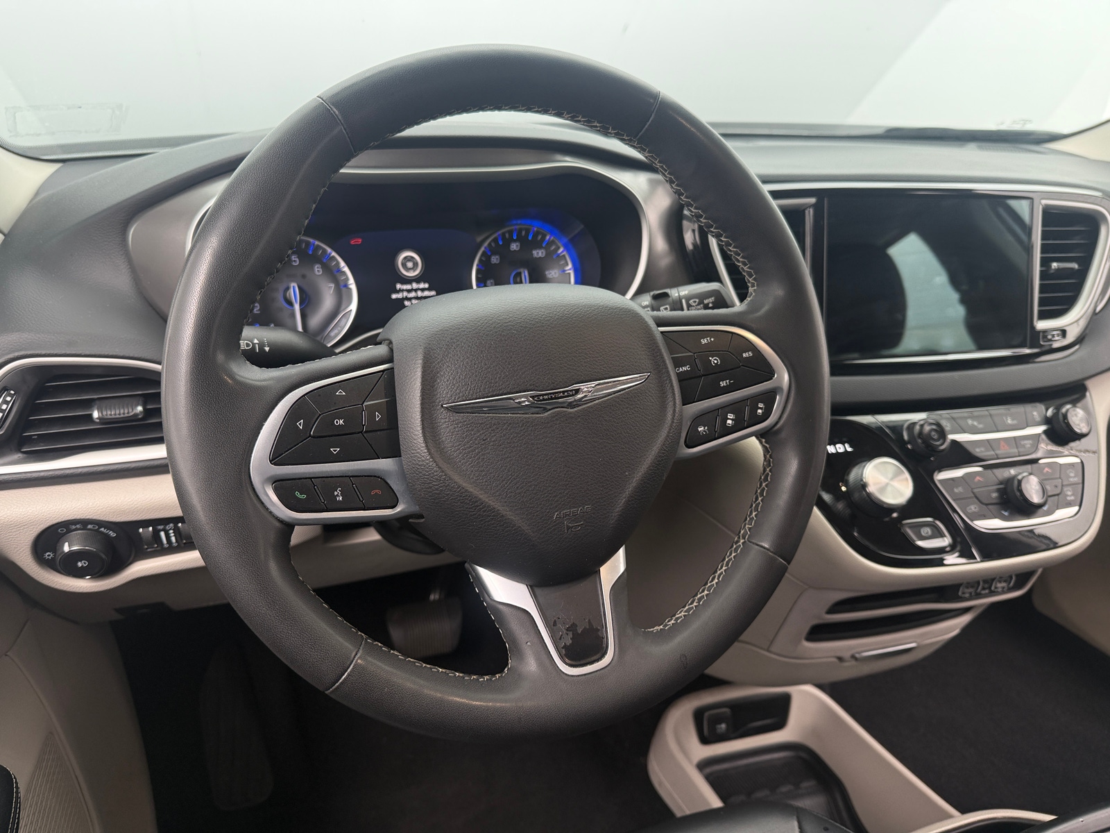 Thumbnail: 2023 Chrysler Pacifica - 4