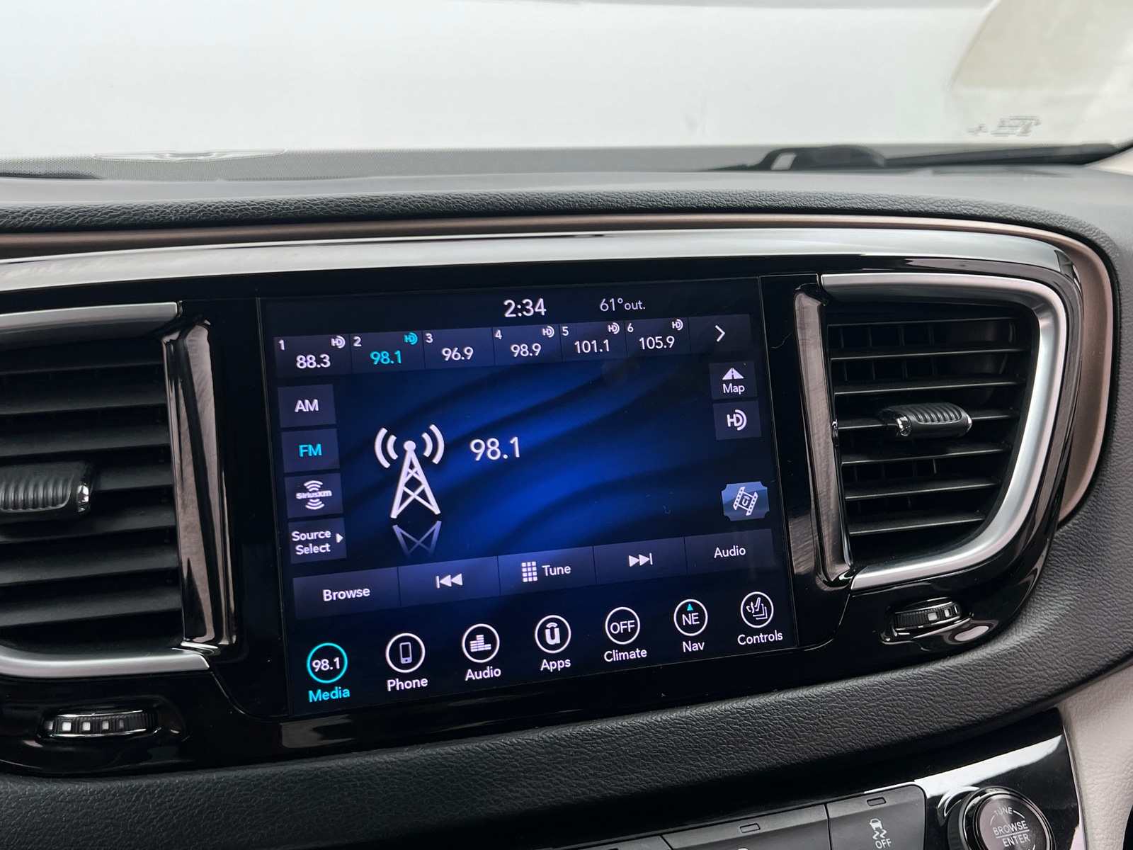 Thumbnail: 2018 Chrysler Pacifica - 3