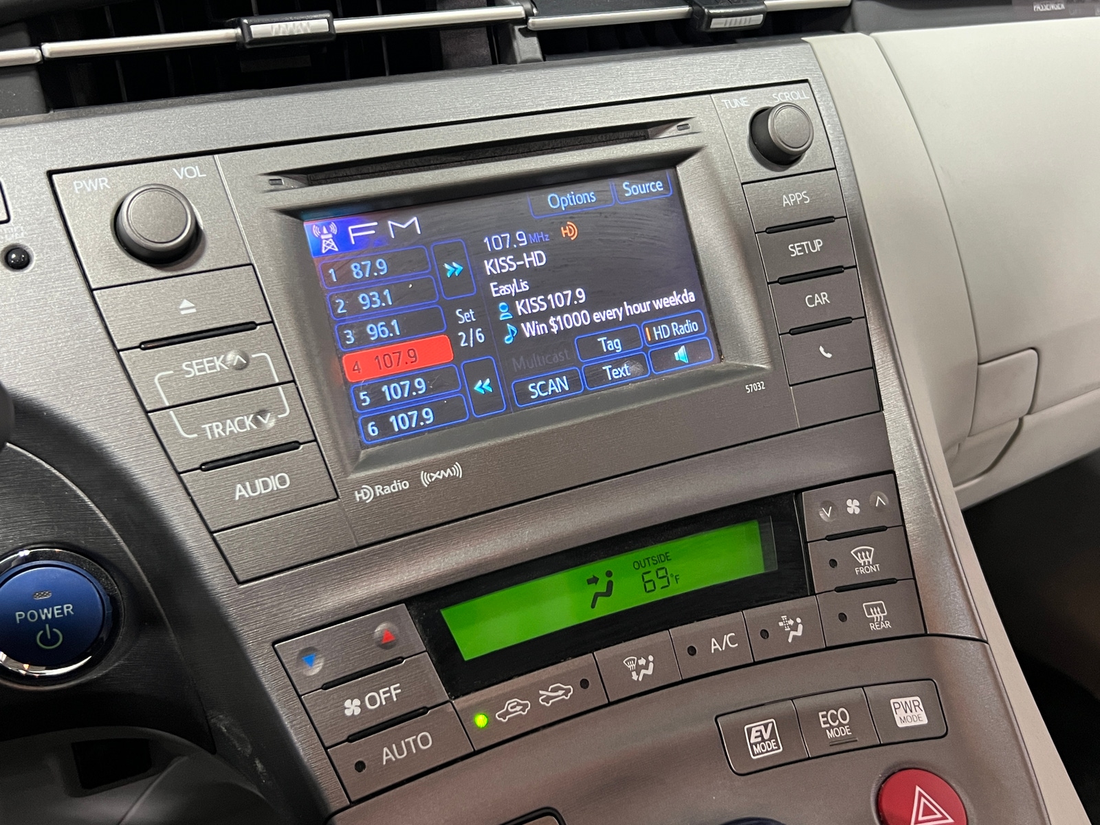 Thumbnail: 2014 Toyota Prius - 4