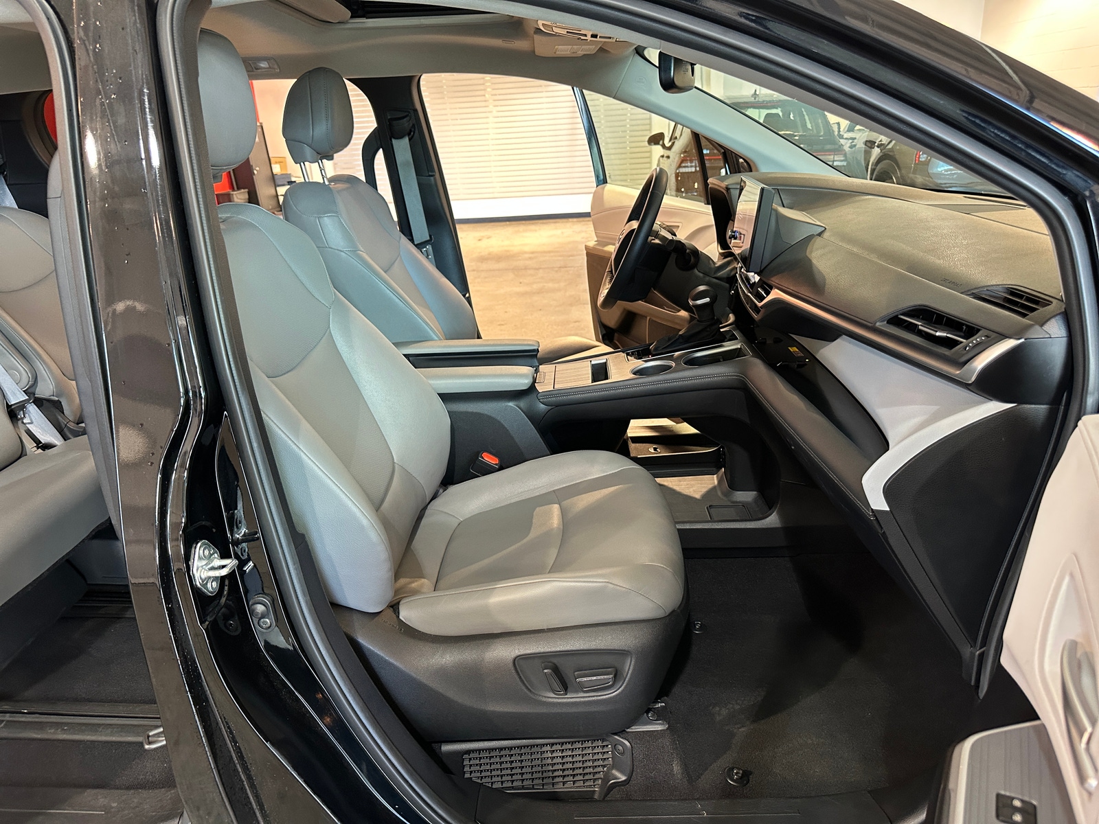Thumbnail: 2025 Toyota Sienna - 2