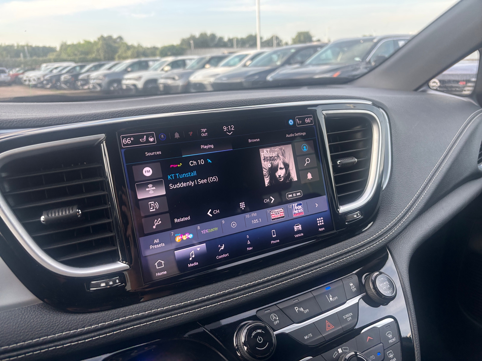 Thumbnail: 2025 Chrysler Pacifica - 4